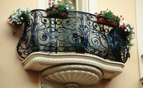 Художественная ковка и популярные изделия - решётки на окна, ворота, лестницы, навесы, камины
